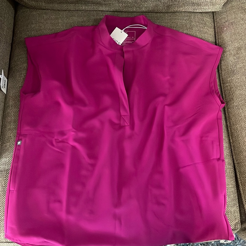 Figs top size medium